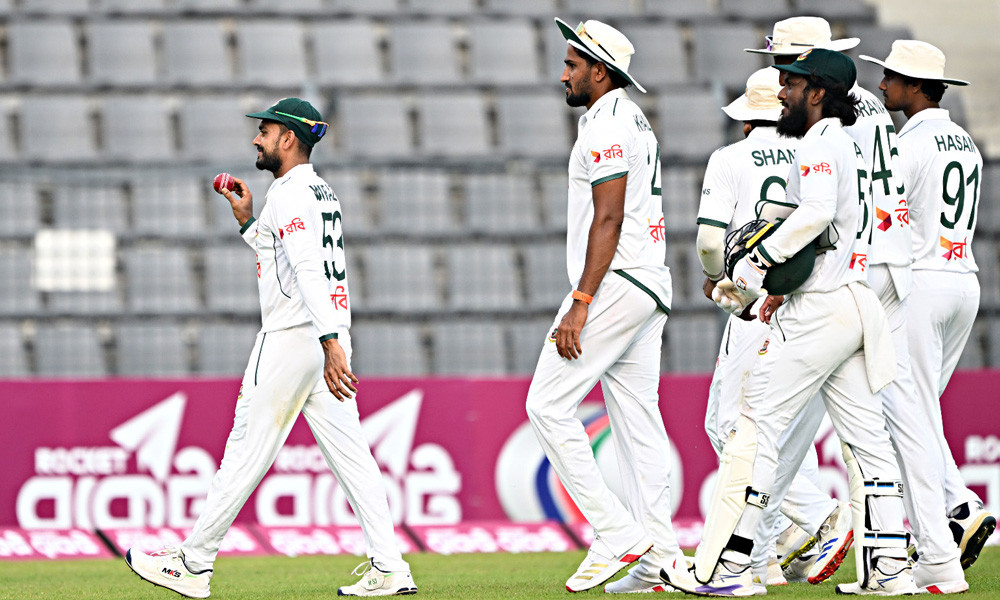 মিরাজের ৫ উইকেটের দিনে জিম্বাবুয়ের ৮২ রানের লিড