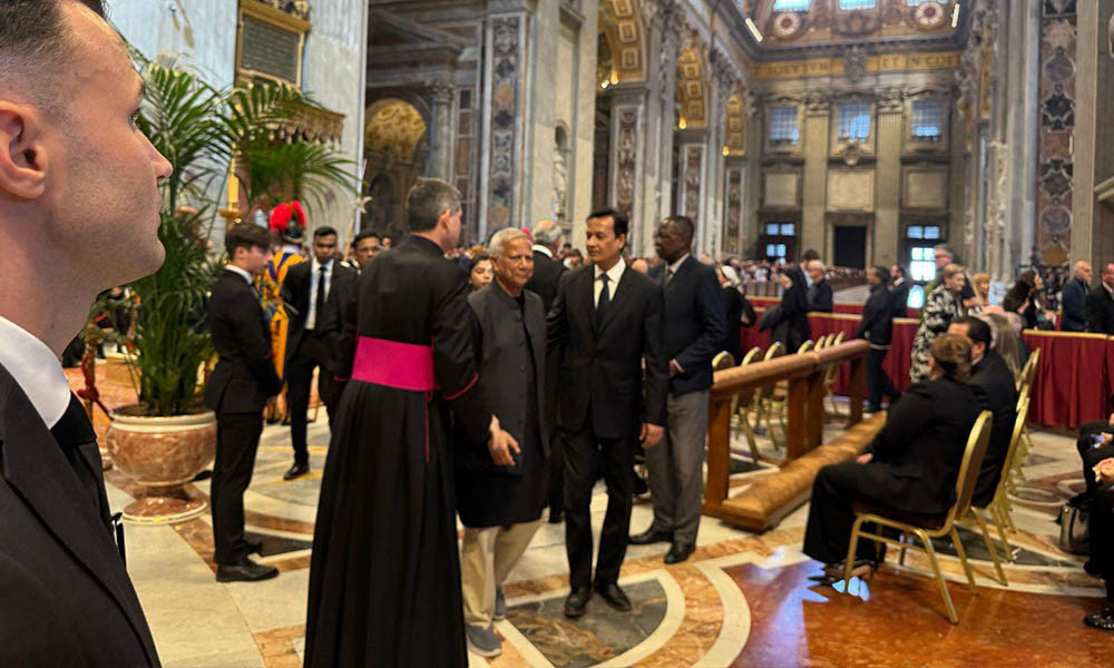 পোপ ফ্রান্সিসের মরদেহে প্রধান উপদেষ্টার শ্রদ্ধা