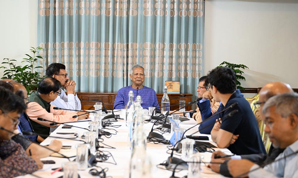 জরুরি বৈঠকে বসেছেন প্রধান উপদেষ্টা