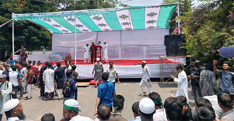 আওয়ামী লীগ নিষিদ্ধের দাবিতে তৈরি মঞ্চের সামনে আন্দোলনকারীরা