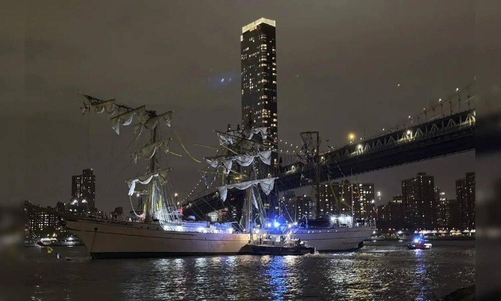 নিউ ইয়র্কের ব্রুকলিন ব্রিজে মেক্সিকান নৌবাহিনীর জাহাজের ধাক্কা, নিহত ২