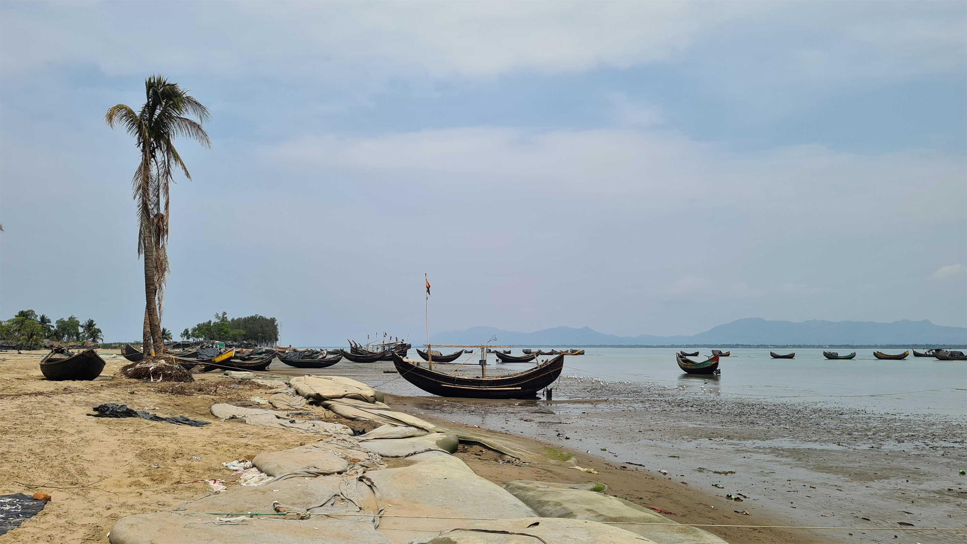 কক্সবাজারে কোস্টগার্ড-মাদক কারবারিদের গোলাগুলি, যুবক গুলিবিদ্ধ