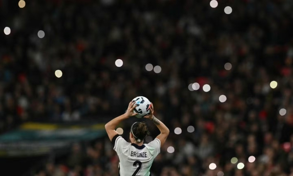 ইংল্যান্ডে নারী ফুটবলে ট্রান্সজেন্ডার খেলোয়াড়দের নিষিদ্ধ করছে এফএ