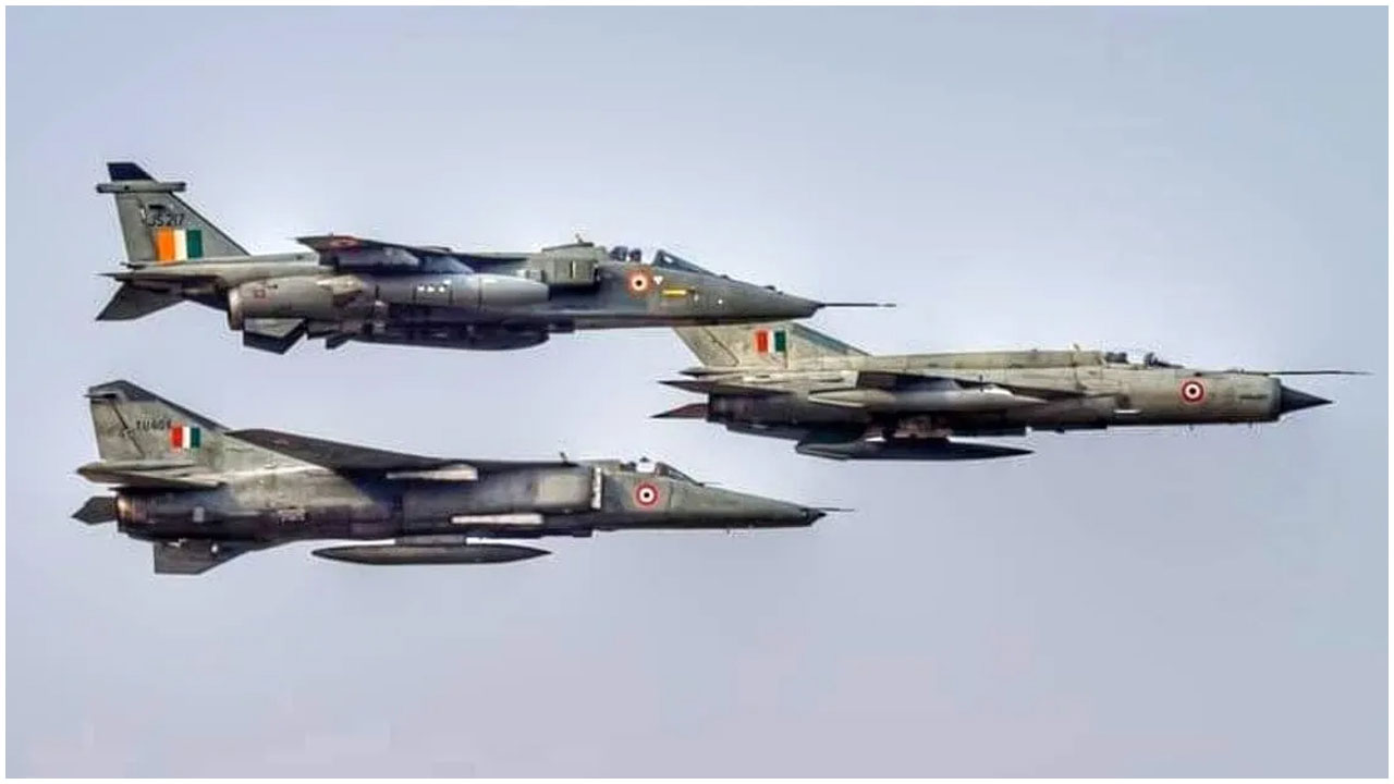 ভারত-শাসিত কাশ্মিরে ৩টি যুদ্ধবিমান বিধ্বস্ত হয়েছে: রয়টার্স