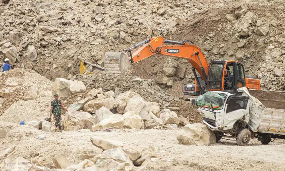 পাথরের খনি ধসে ইন্দোনেশিয়ায় নিহত ১০, নিখোঁজ অনেকে