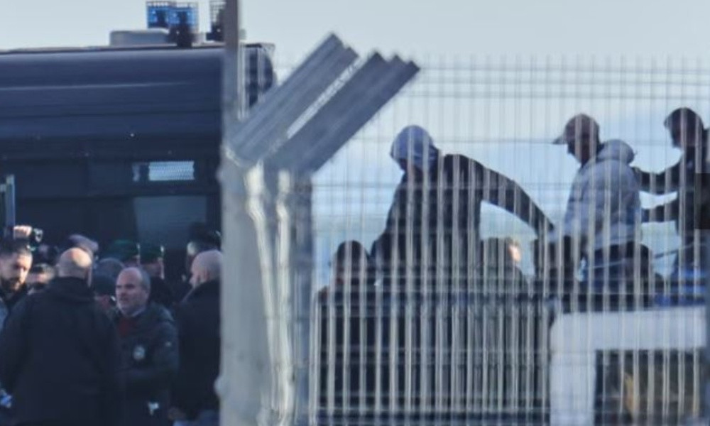 বাংলাদেশিসহ ৯০ অভিবাসীকে নিজ দেশে ফেরত পাঠাল ইতালি