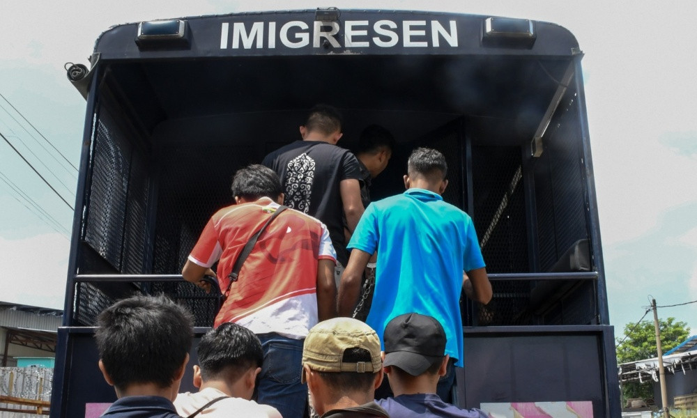 মালয়েশিয়ায় সাত বাংলাদেশিসহ ৪৯ অভিবাসী আটক