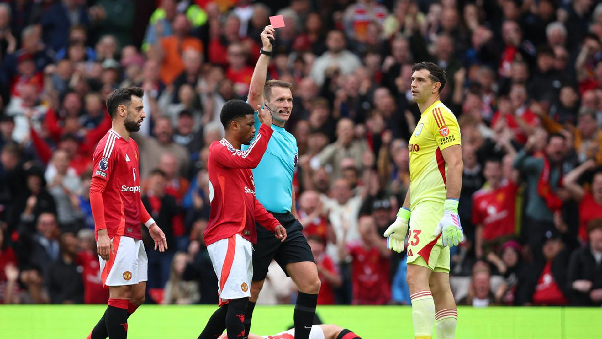 মার্টিনেজের লাল কার্ড, চ্যাম্পিয়ন্স লিগে খেলার সুযোগ হারাল ভিলা