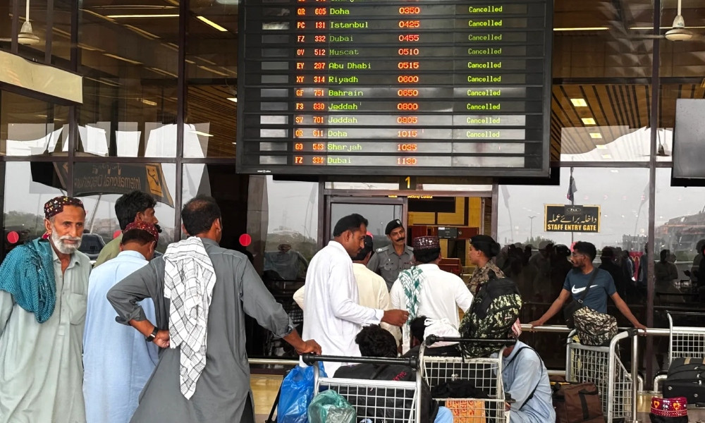পাকিস্তানের তিন বিমানবন্দর সাময়িক বন্ধ ঘোষণা
