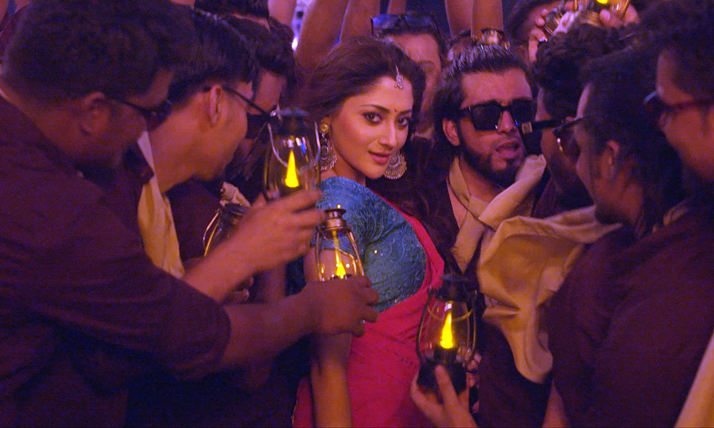 ‘হানড্রেড পার্সেন্ট দেশি’ নাচে ঝড় তুললেন পূজা