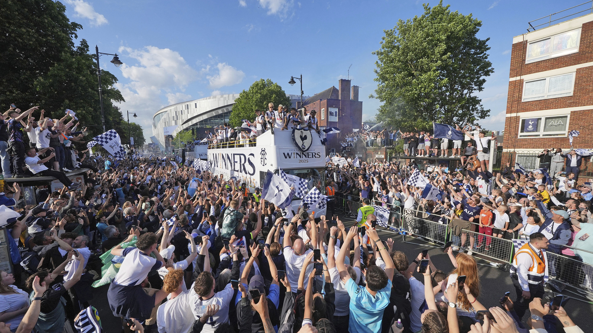 সমর্থকদের সঙ্গে ইউরোপা লিগের ট্রফি সেলিব্রেশন টটেনহ্যামের