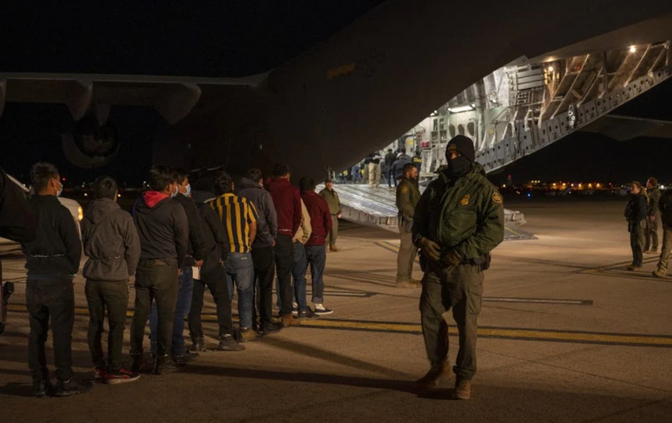 যুক্তরাষ্ট্র থেকে ১০৮০ ভারতীয়কে ফেরত পাঠিয়েছেন ট্রাম্প