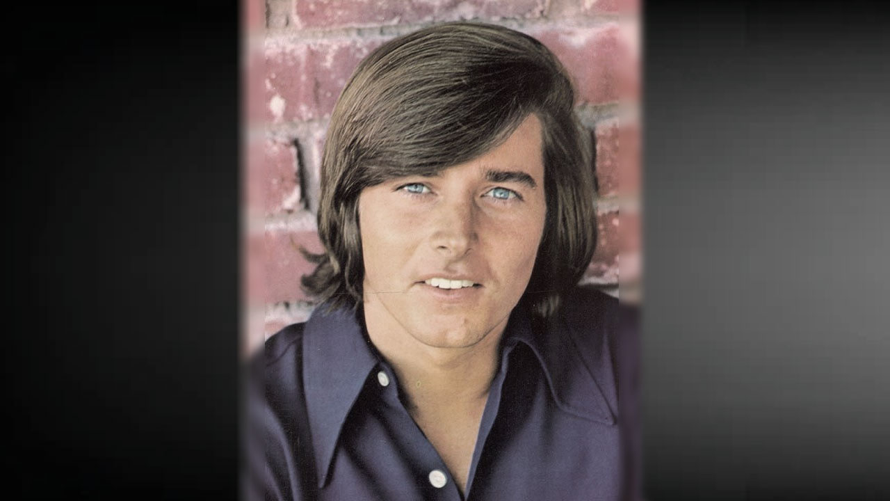 মারা গেলেন মার্কিন গায়ক ও অভিনেতা ববি শারম্যান