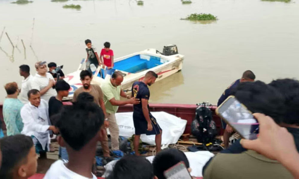 ফেরি থেকে যমুনায় পড়ল অটোরিকশা, প্রাণ গেল ২ নারীর