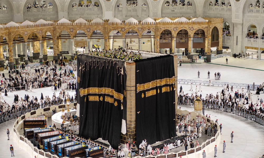 পবিত্র কাবাঘরে ১২০ কেজি স্বর্ণের নতুন গিলাফ