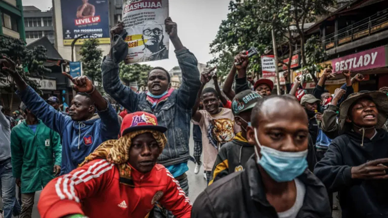 কেনিয়ায় সরকারবিরোধী বিক্ষোভে নিহত ১৬, আহত ৪০০’র বেশি