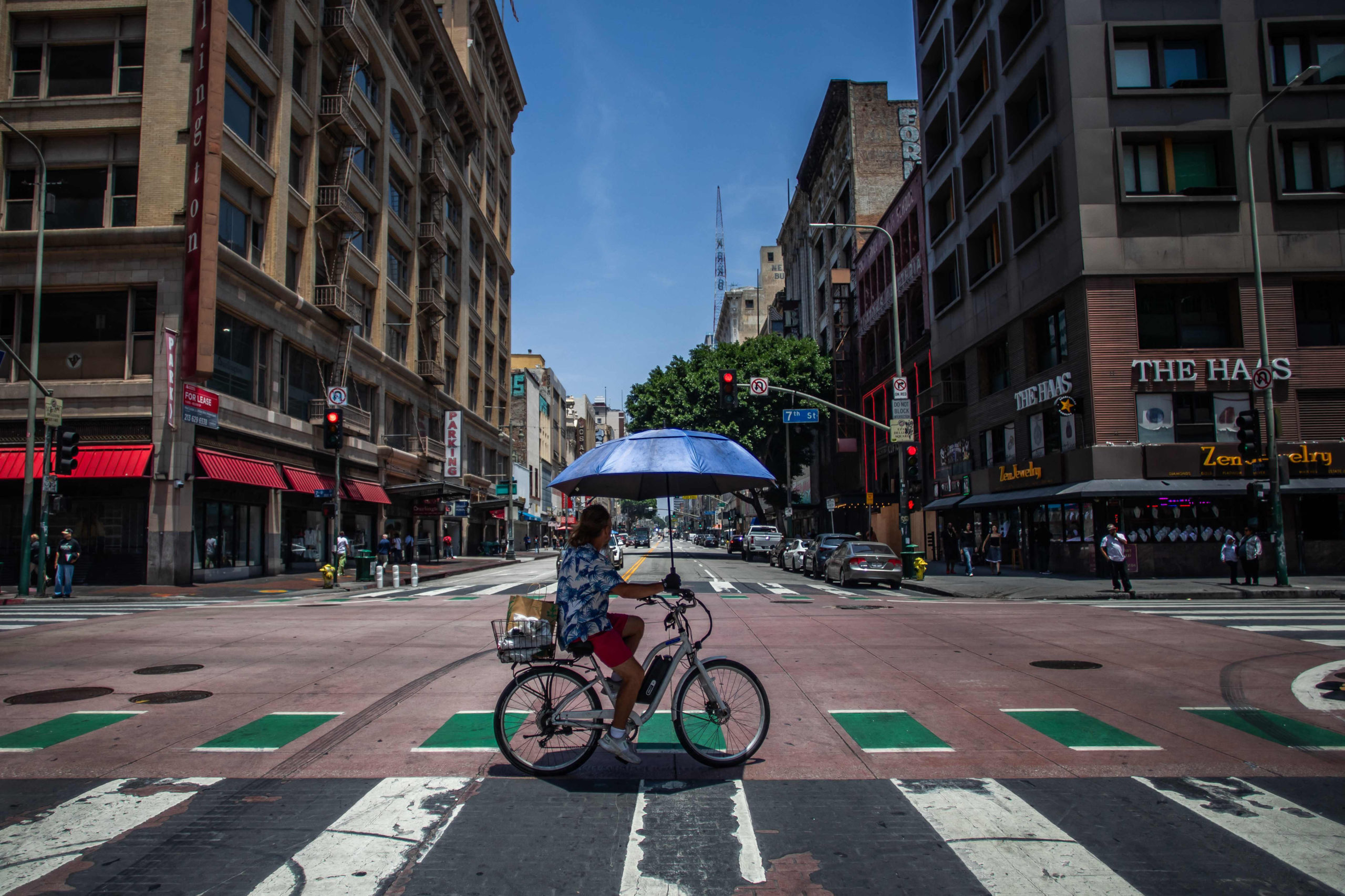 শত শত গ্রেপ্তারের পর লস অ্যাঞ্জেলেসে অস্বস্তিকর শান্ত পরিবেশ
