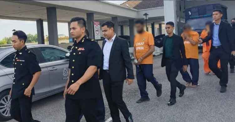 মালয়েশিয়ায় অবৈধ বিদেশিকর্মী নিবন্ধনে দুর্নীতির অভিযোগে ইমিগ্রেশন কর্মকর্তাসহ পাঁচজন আটক