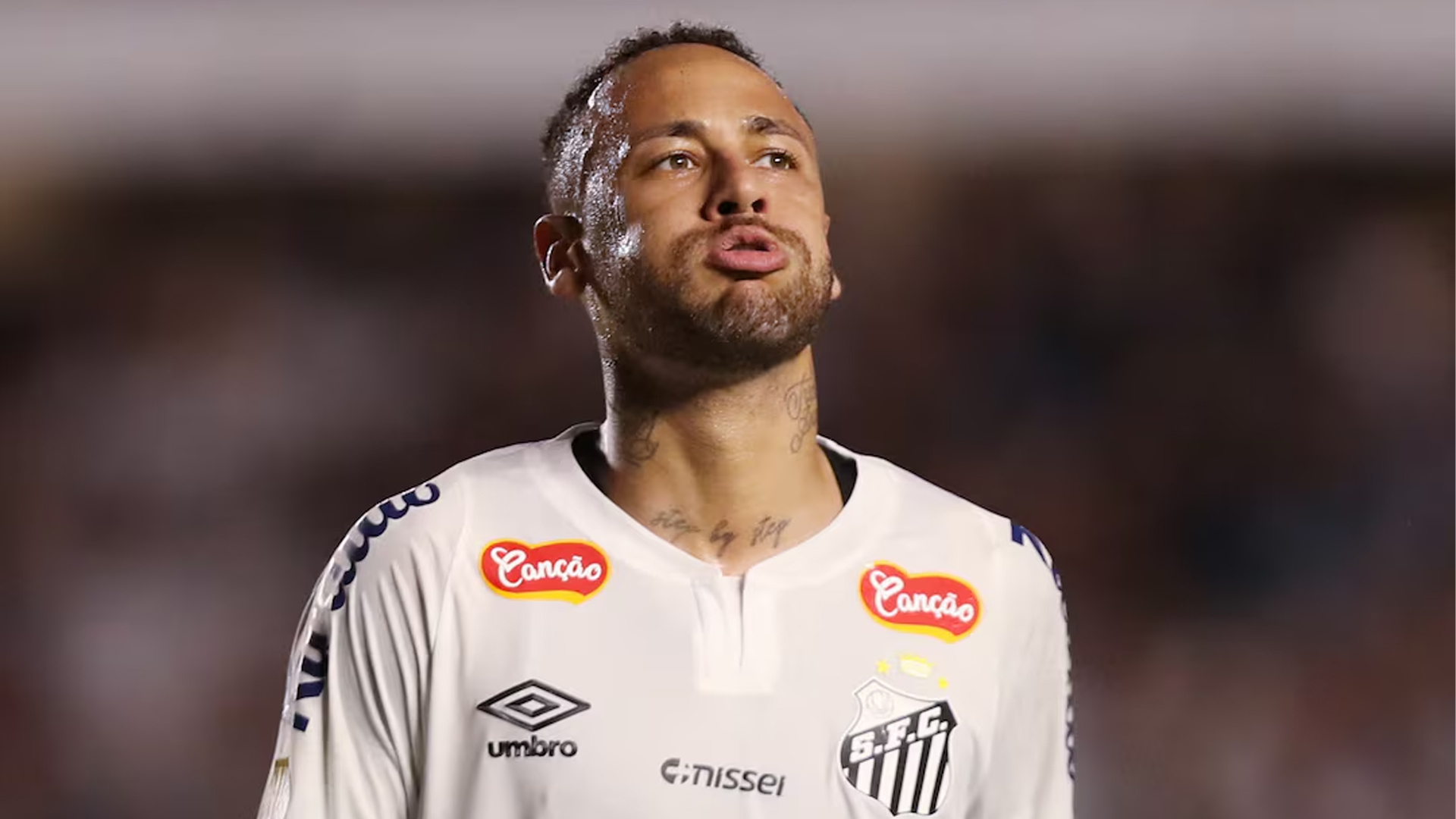 হাত দিয়ে গোল করে লাল কার্ড দেখলেন নেইমার