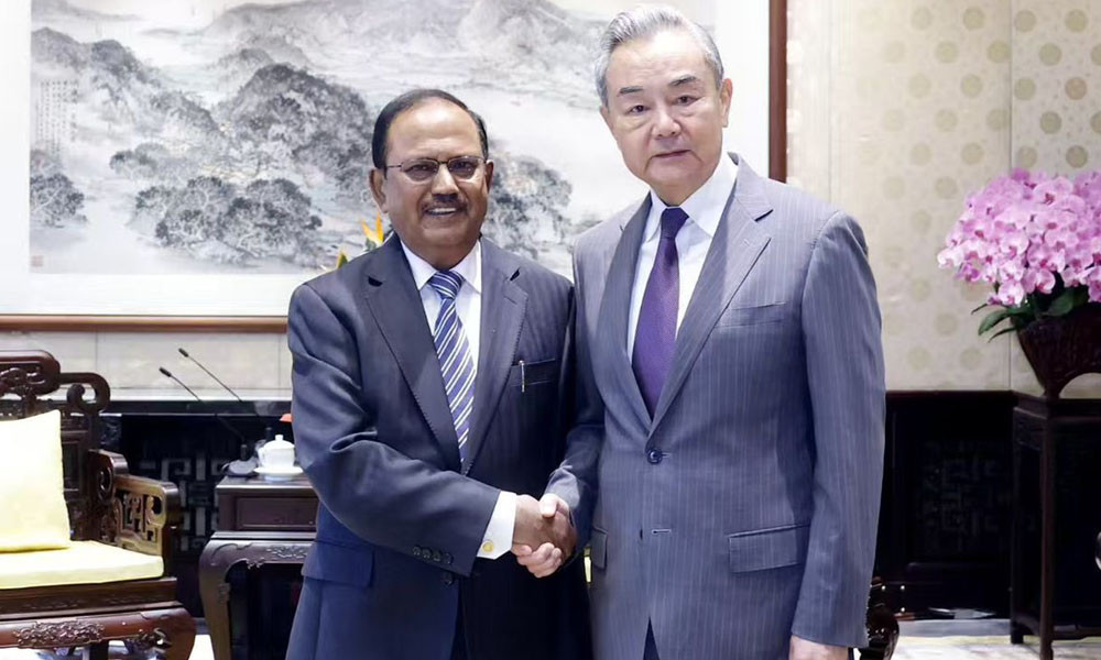 দুই দেশের সম্পর্ক বাড়াতে চীনা পররাষ্ট্রমন্ত্রীর সঙ্গে দোভালের বৈঠক
