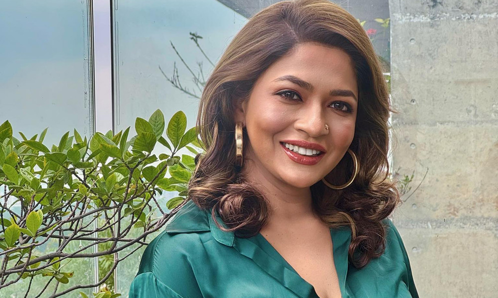 ‘বন্ধু ফোন দিয়ে বলল, তোমার আরেকটু ঢেকে পোশাক পরা উচিত’