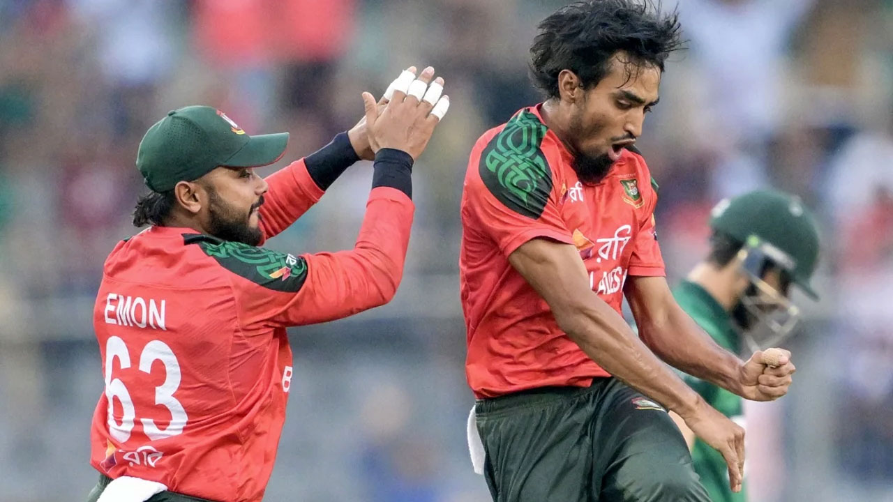 টপ অর্ডারে ধস, ৬ ওভারে ৫ উইকেট হারিয়ে চাপে পাকিস্তান