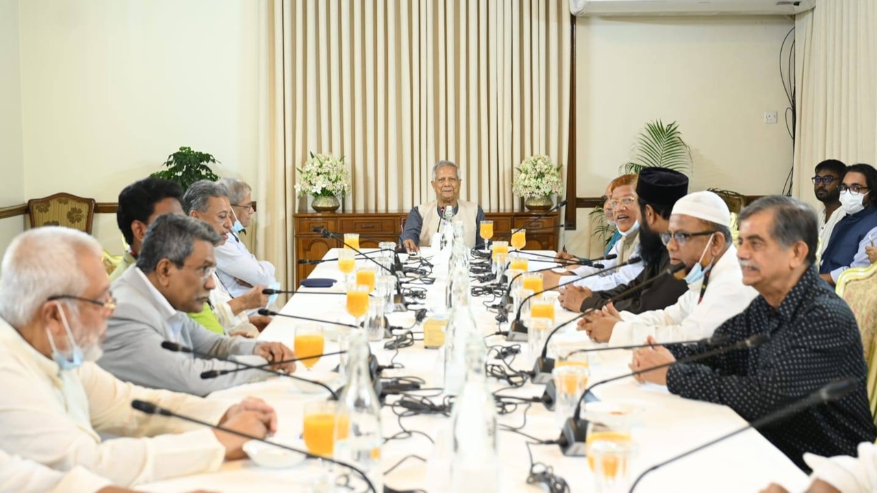 চলমান সংকট মোকাবিলায় চার রাজনৈতিক দলের সঙ্গে বৈঠকে প্রধান উপদেষ্টা মুহাম্মদ ইউনূস