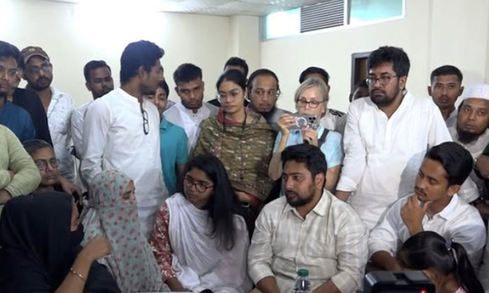 প্রশাসনের বিভিন্ন জায়গায় স্বৈরাচারের দোসররা রয়ে গেছে : নাহিদ