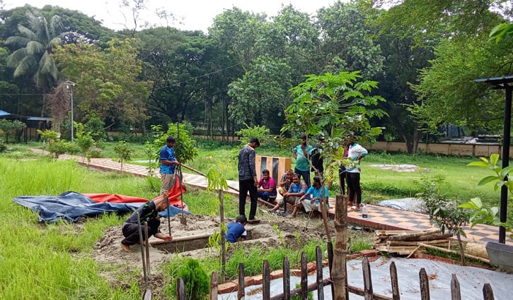 রাজশাহীতে পাইলট তৌকিরের জন্য খনন করা হচ্ছে কবর