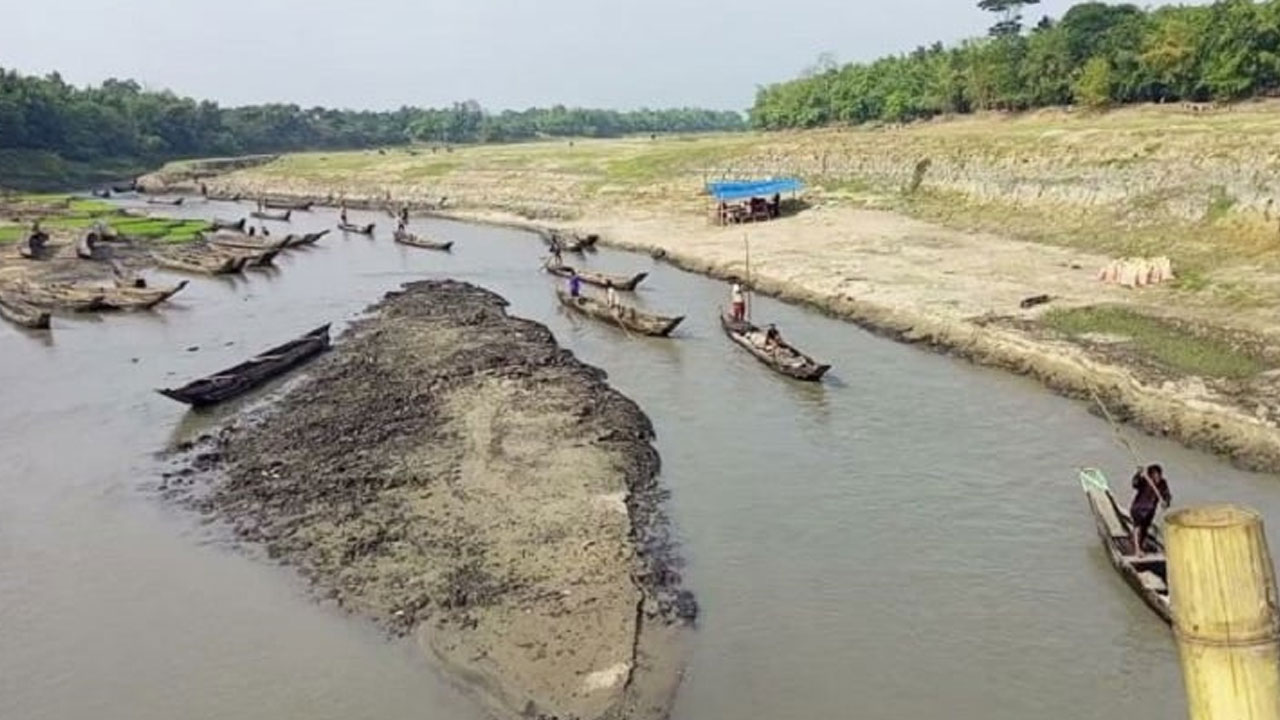 সুনামগঞ্জ সীমান্তে বালু তুলতে গিয়ে দুই বাংলাদেশি শ্রমিককে ধরে নিয়ে গেছে বিএসএফ