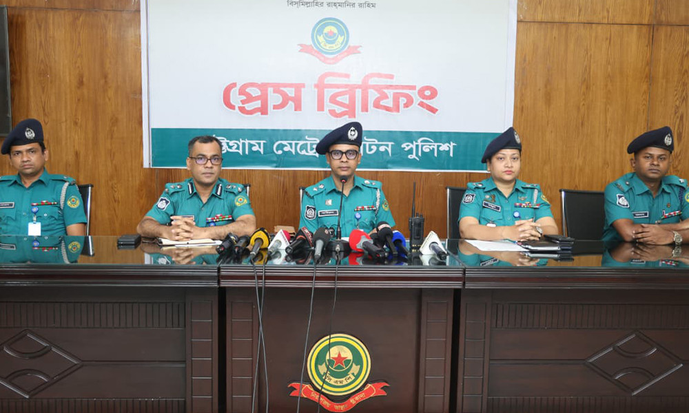 পুলিশ হত্যাচেষ্টা : চট্টগ্রামে অস্ত্রসহ ২ আ. লীগ নেতা গ্রেপ্তার