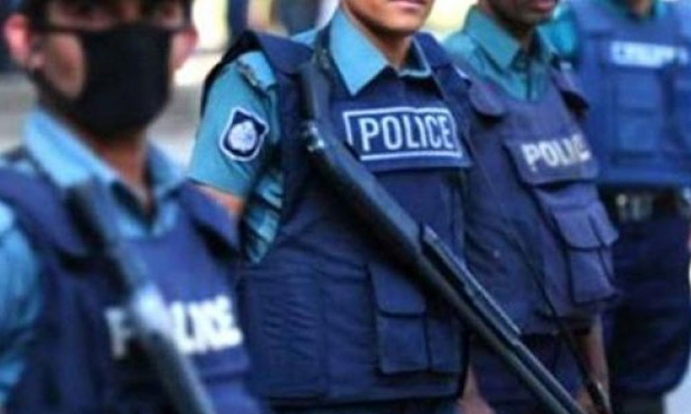 আইন-শৃঙ্খলা নিয়ন্ত্রণে কঠোর পুলিশ