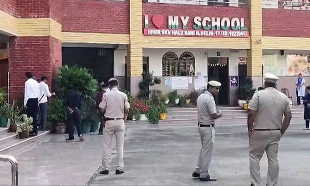 দিল্লির অর্ধশতাধিক স্কুলে বোমা হামলার হুমকি