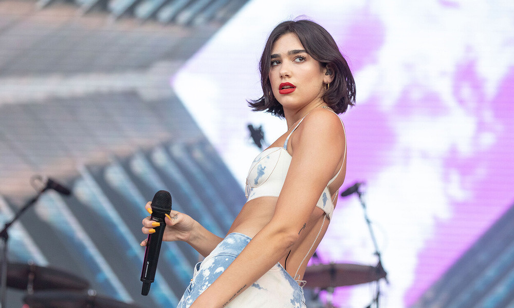 ৩০ বছর বয়সে সাড়ে ১২ হাজার কোটি টাকার মালিক ডুয়া লিপা