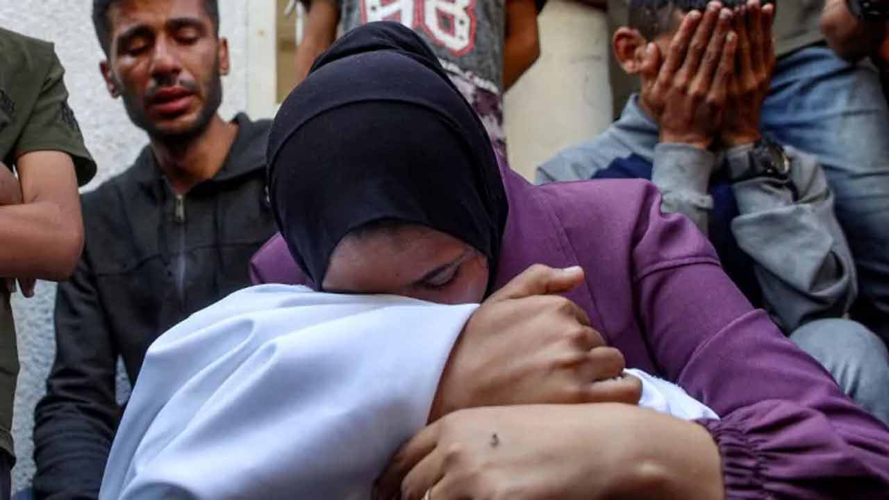 গাজায় ইসরায়েলি হামলায় নিহত অন্তত ১০০, ক্ষুধা-অপুষ্টিতে মৃত্যু ৮ জনের