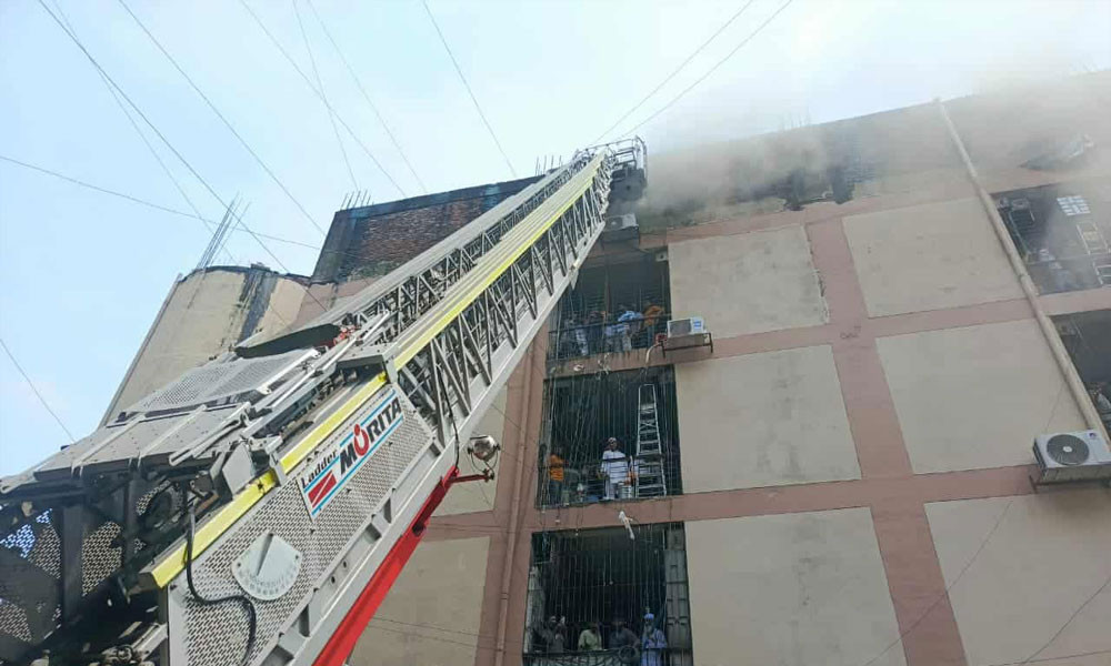 গুলিস্তানে সুন্দরবন স্কয়ার মার্কেটে আগুন, নিয়ন্ত্রণে ১১ ইউনিট