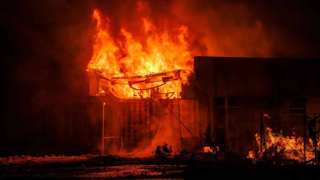 রাতভর ভয়াবহ আগুনে ধ্বংস হয়ে গেল মার্শাল আইল্যান্ডের পার্লামেন্ট