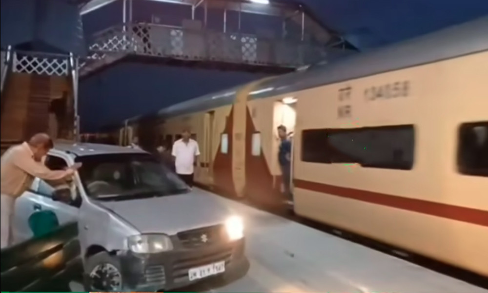 রেলওয়ে প্ল্যাটফরমে ঢুকে পড়ল ভারতীয় সেনার মদ্যপ কনস্টেবলের গাড়ি