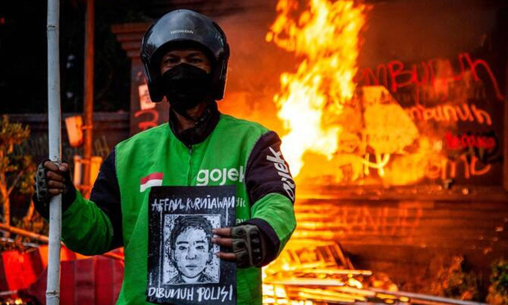ইন্দোনেশিয়ায় সরকারি ভবনে আগুন দিলেন বিক্ষোভকারীরা, নিহত ৩