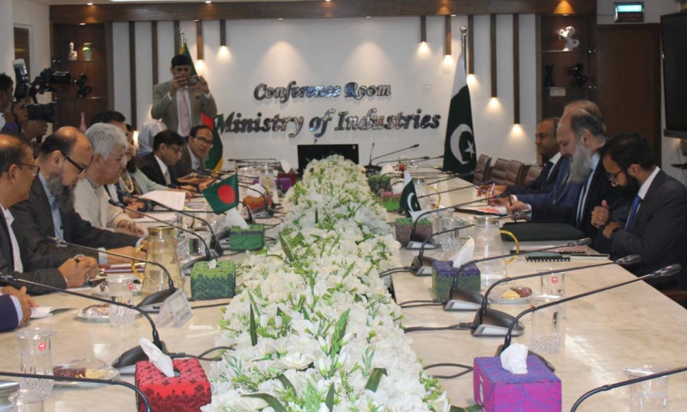 শিল্প উপদেষ্টার সঙ্গে পাকিস্তানের বাণিজ্যমন্ত্রীর সাক্ষাৎ