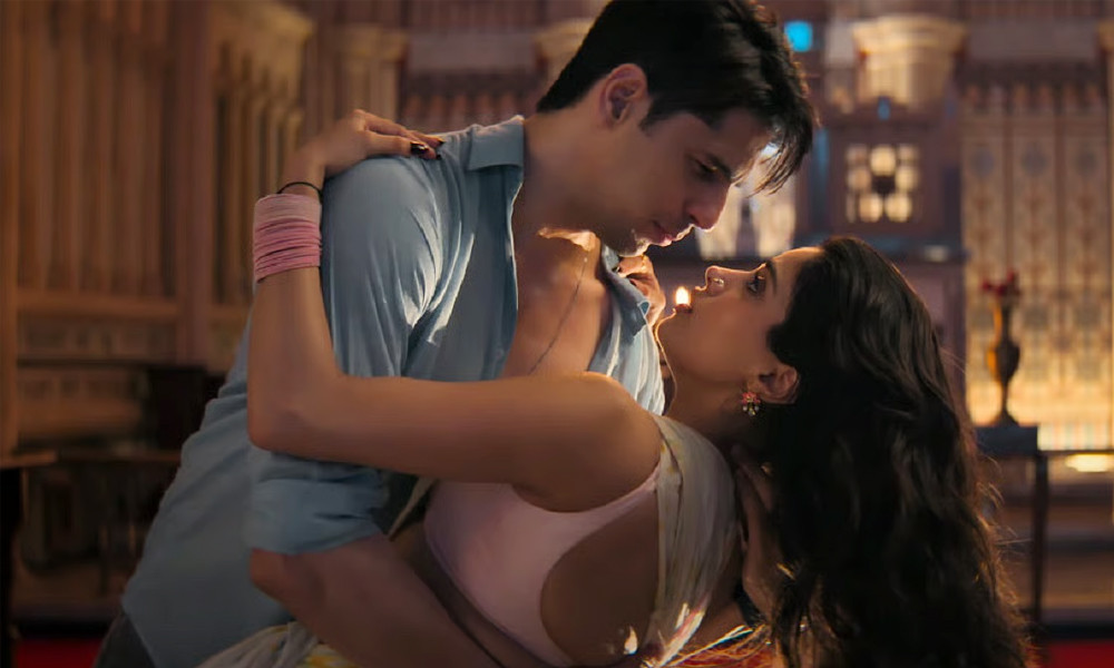 গির্জায় ঘনিষ্ঠ দৃশ্যে সিদ্ধার্থ-জাহ্নবী, খ্রিষ্টান গোষ্ঠীর আইনি নোটিশ