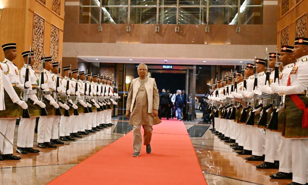 মালয়েশিয়ায় প্রধান উপদেষ্টাকে লাল গালিচা সংবর্ধনা