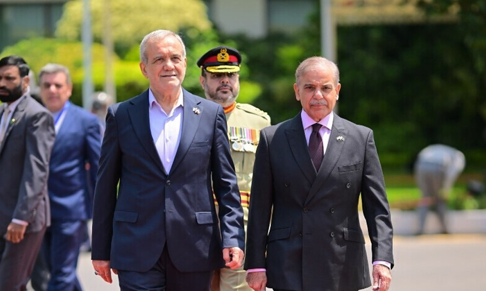 পাকিস্তানে ইরানি প্রেসিডেন্ট, একাধিক দ্বিপক্ষীয় চুক্তি সই