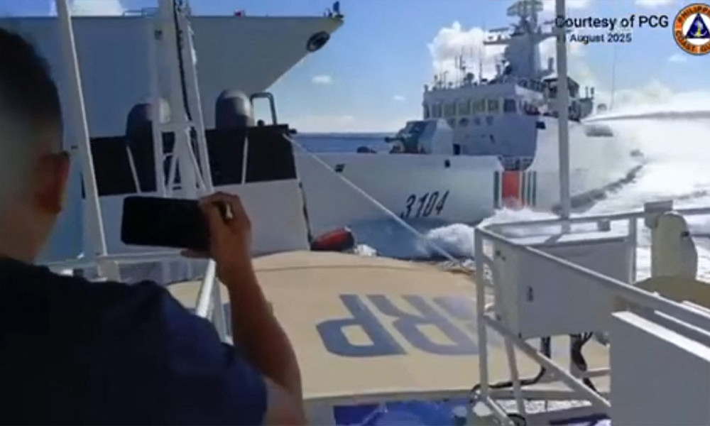 ফিলিপাইনের জাহাজ তাড়া করতে গিয়ে নিজের যুদ্ধজাহাজে ধাক্কা মারল চীন