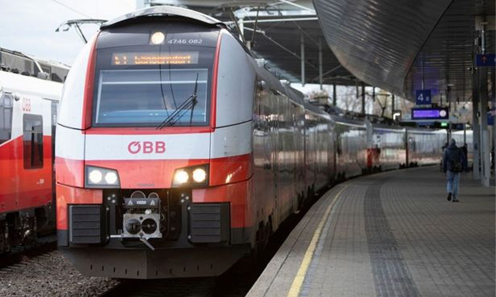 ধূমপানের জন্য স্টেশনে নামা যুবকের দ্রুতগতির ট্রেনে ঝাঁপ