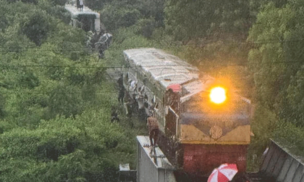 ১১ বগি রেখেই স্টেশনে ঢুকল ট্রেন