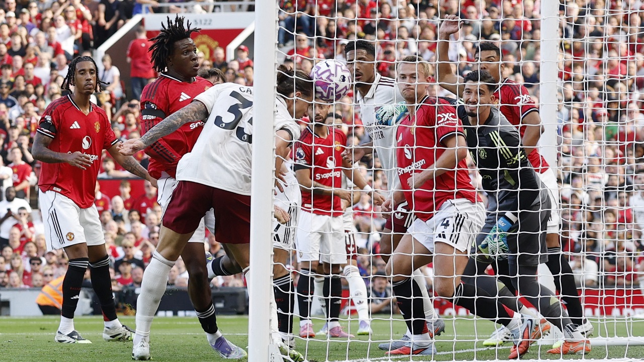 ৩৩০০ কোটির ফরোয়ার্ডদের ব্যর্থতায় ইউনাইটেডের হার