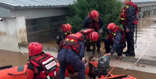 চীনে ভয়াবহ বন্যায় বৃদ্ধাশ্রমে ৩০ জনের মৃত্যু