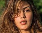 ছবি তোলাকে কেন্দ্র করে মেজাজ হারালেন রিয়া