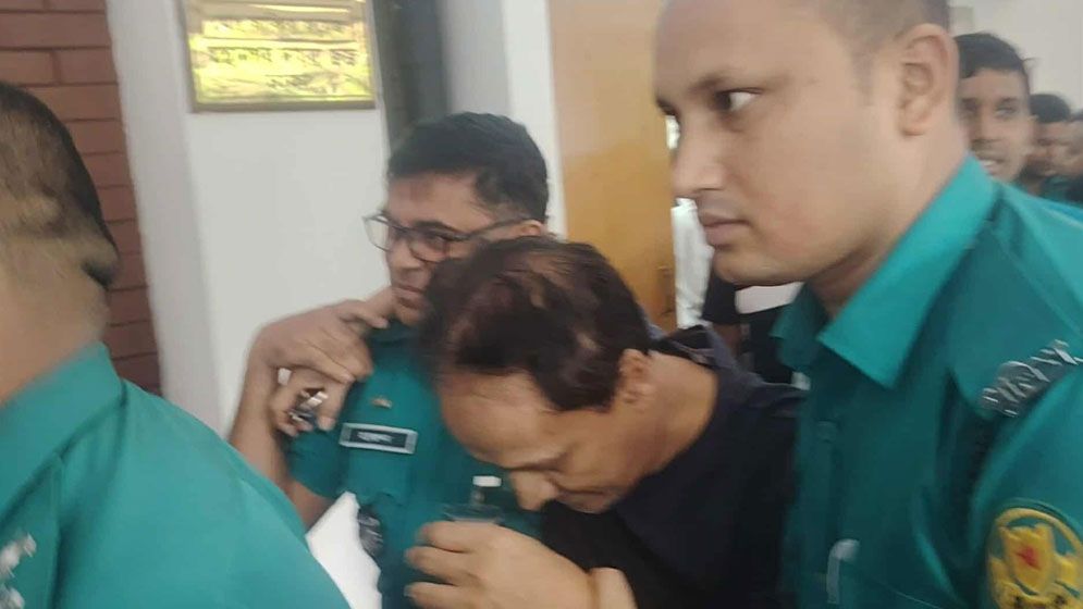 রিমান্ডের আদেশ শুনে কাঠগড়ায় ঢলে পড়েন এনায়েত করিম